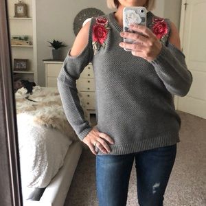 Cold shoulder, gray sweater